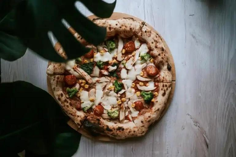 Czy do hotelu można zamówić pizzę? Zasady dostawy i najważniejsze ograniczenia