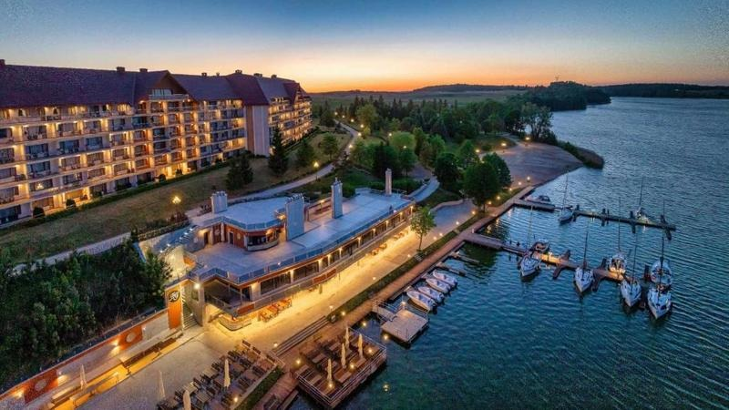 Hotel Gołębiewski w Mikołajkach – kiedy powstał i jak się zmieniał?