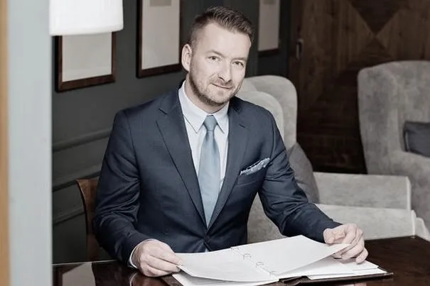 Ile naprawdę zarabia dyrektor hotelu i skąd wynikają zaskakujące różnice w wynagrodzeniu
