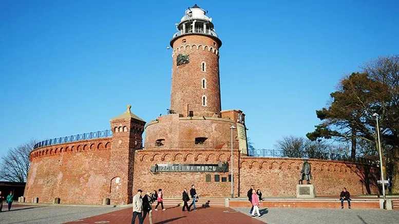 Ile schodów ma latarnia morska w Kołobrzegu — gotowy na wspinaczkę?