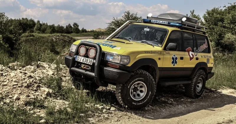 Jak bezpiecznie transportować chorego z COVID-em? Zasady i praktyczne wskazówki