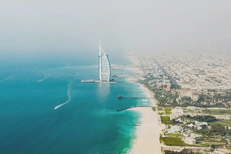 Jak długo trwa lot do Dubaju z Polski? Sprawdź, ile to zajmuje!