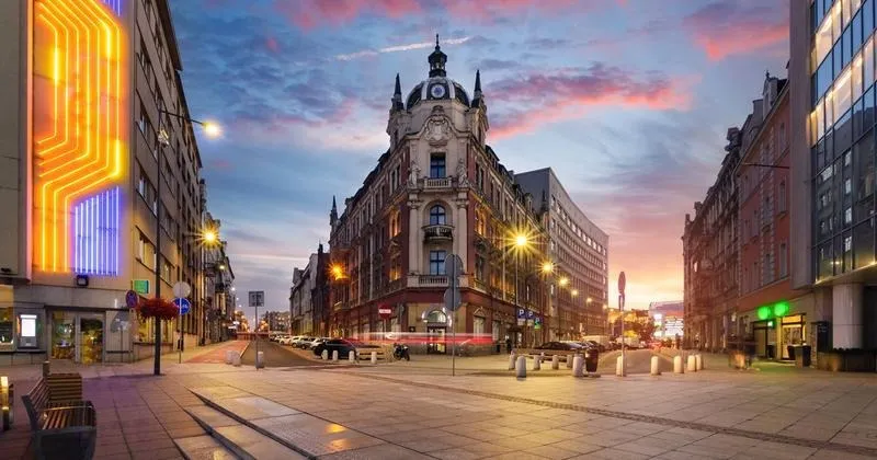 Jak długo trwa lot z Amsterdamu do Katowic? Zobacz co warto wiedzieć!