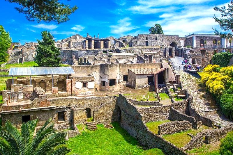 Jak dojechać z lotniska w Neapolu do Pompejów? Trasy, ceny i czas przejazdu