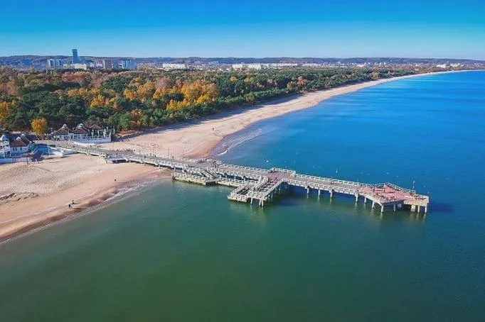 Jak dotrzeć na plażę Brzeźno w Gdańsku? Praktyczny przewodnik dojazdu