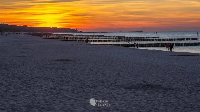 Kołobrzeg: plaża wschodnia czy zachodnia — którą wybrać jako rodzina?