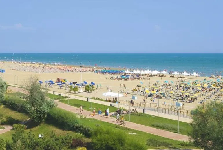 Plaża w Bibione: szeroka i piaszczysta — czy naprawdę idealna?