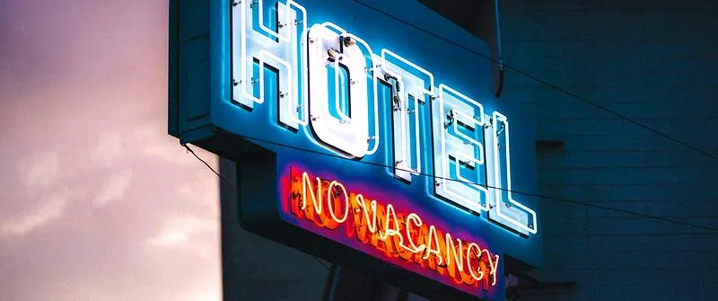 Overbooking w hotelach